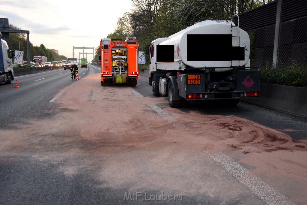 A 4 Rich Olpe vor Rodenkirchener Bruecke Heizoel LKW verliert Heizoel P19.JPG - Miklos Laubert